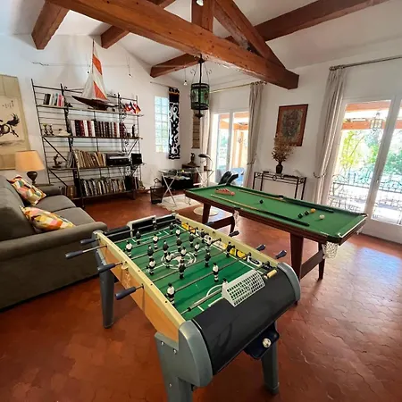 L'esbadaia Villa *